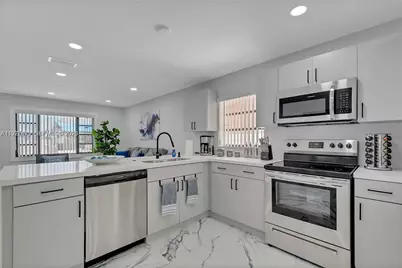 895 W 39th Pl #1, Hialeah, FL 33012 - Photo 11