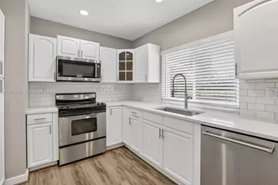 11120 NW 26th Pl, Sunrise, FL 33322 - Photo 9