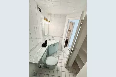 905 Brickell Bay Dr #1824, Miami, FL 33131 - Photo 3