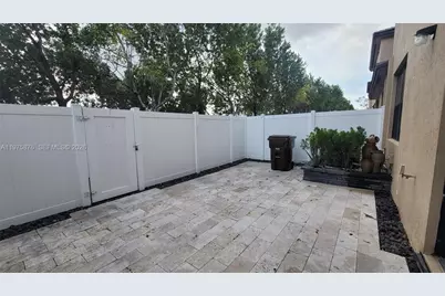 10219 W 32nd Ln, Hialeah, FL 33018 - Photo 9