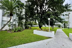 484 NW 165th St Rd, Miami, FL 33169 - Photo 17