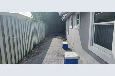 150 NW 17th Ct, Miami, FL 33125 - Photo 7