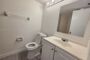 210 Lake Pointe Dr, Oakland Park, FL 33309 - Photo 5