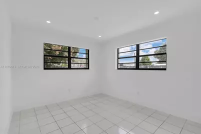 1005 W 36th Pl, Hialeah, FL 33012 - Photo 23