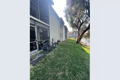 5533 Courtyard Dr #5533, Margate, FL 33063 - Photo 3