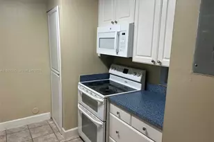 301 SW 86th Ave, Pembroke Pines, FL 33025 - Photo 7