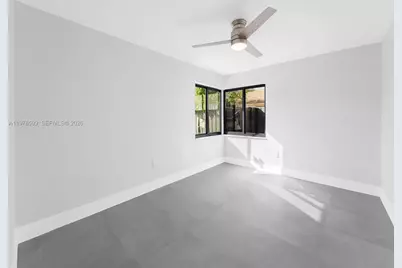 212 SW 7th St, Hallandale Beach, FL 33009 - Photo 11