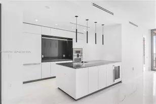 300 Biscyane Blvd Way, Miami, FL 33131 - Photo 5