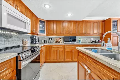 1490 Laguna Ln, Pembroke Pines, FL 33026 - Photo 9