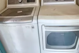 902 NE 209th St, Miami, FL 33179 - Photo 13