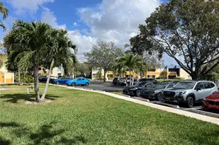 183 Lakeview Dr, Weston, FL 33326 - Photo 5