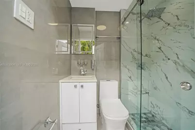 5635 W 13th Ct, Hialeah, FL 33012 - Photo 39