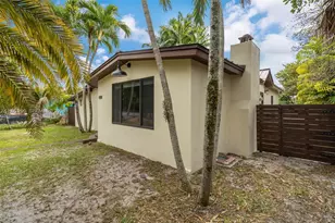 810 NE 149th St, Miami, FL 33161 - Photo 3