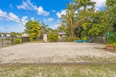 810 NE 149th St, Miami, FL 33161 - Photo 27
