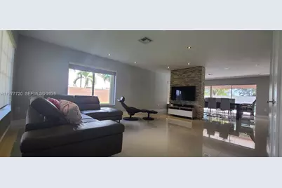 8826 NW 189th Ter, Hialeah, FL 33018 - Photo 7
