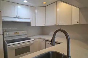 9688 Fontainebleau Blvd, Miami, FL 33172 - Photo 13