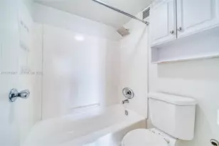 2000 NE 135th St, North Miami, FL 33181 - Photo 17