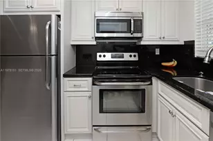 580 Egret Dr, Hallandale Beach, FL 33009 - Photo 7