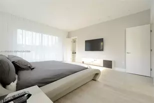 880 N Venetian Dr, Miami Beach, FL 33139 - Photo 15