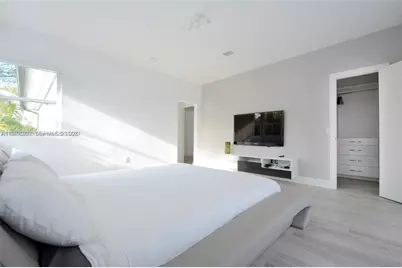 880 N Venetian Dr, Miami Beach, FL 33139 - Photo 19