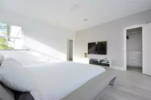 880 N Venetian Dr, Miami Beach, FL 33139 - Photo 19