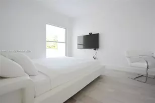 880 N Venetian Dr, Miami Beach, FL 33139 - Photo 17
