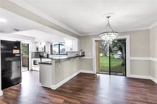 32 Wimbledon Lake Dr, Plantation, FL 33324 - Photo 7