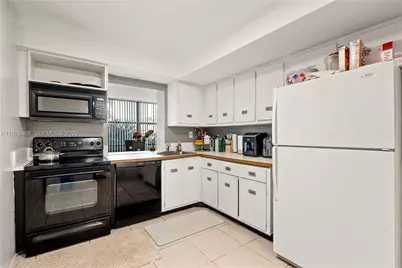 1000 Parkview Dr #115, Hallandale Beach, FL 33009 - Photo 11