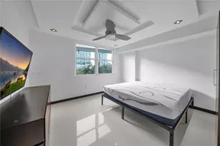 31 SE 5th St, Miami, FL 33131 - Photo 13