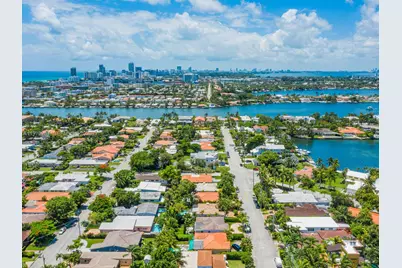 8927 Hawthorne Ave, Surfside, FL 33154 - Photo 35