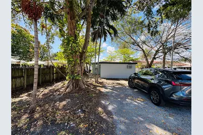 825 NE 7th St #rear, Hallandale Beach, FL 33009 - Photo 5