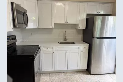 825 NE 7th St #rear, Hallandale Beach, FL 33009 - Photo 3