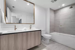 77 SE 5th St, Miami, FL 33131 - Photo 17