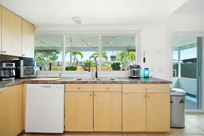 1185 NW 92nd Ave, Pembroke Pines, FL 33024 - Photo 15