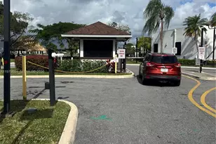 215 Lake Pointe Dr, Oakland Park, FL 33309 - Photo 5