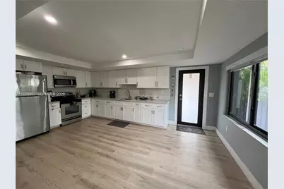 860 NW 18th Pl, Miami, FL 33125 - Photo 3