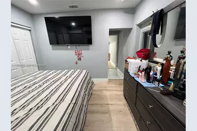 860 NW 18th Pl, Miami, FL 33125 - Photo 5