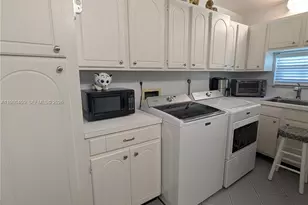 9200 N Hollybrook Lake Dr, Pembroke Pines, FL 33025 - Photo 31