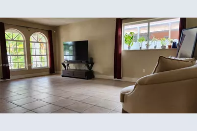 880 E 26th St, Hialeah, FL 33013 - Photo 7