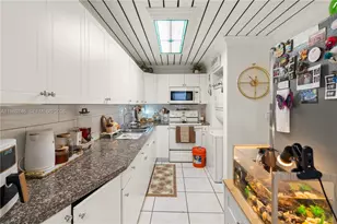 10000 NW 80th Ct, Hialeah Gardens, FL 33016 - Photo 11