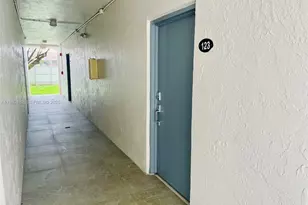 9520 SW 8th St, Miami, FL 33174 - Photo 5