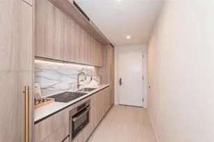 77 SE 5th St, Miami, FL 33131 - Photo 9