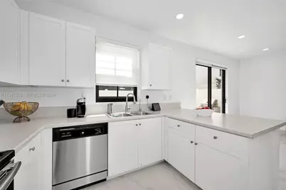 3438 W 104th Ter, Hialeah, FL 33018 - Photo 13