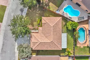 1663 E Harmony Lake Cir, Davie, FL 33324 - Photo 5