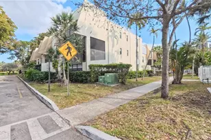 20300 W Country Club Dr, Aventura, FL 33180 - Photo 3