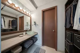 10710 NW 7th St, Miami, FL 33172 - Photo 11