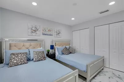 895 W 39th Pl, Hialeah, FL 33012 - Photo 15