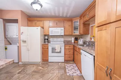 1000 Colony Point Cir #203, Pembroke Pines, FL 33026 - Photo 11