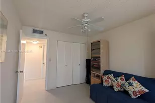 1000 E Saint Charles Pl, Pembroke Pines, FL 33026 - Photo 15