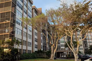 1000 E Saint Charles Pl, Pembroke Pines, FL 33026 - Photo 17